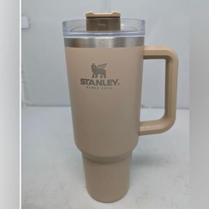 Gently Used Stanley Quencher Tumbler 40oz in Driftwood